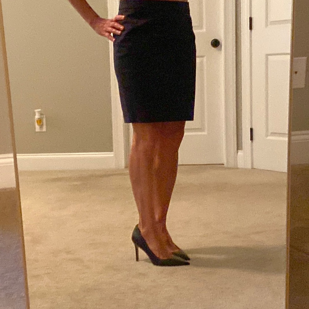 Banana Republic Black Pencil Skirt Size 6P.
